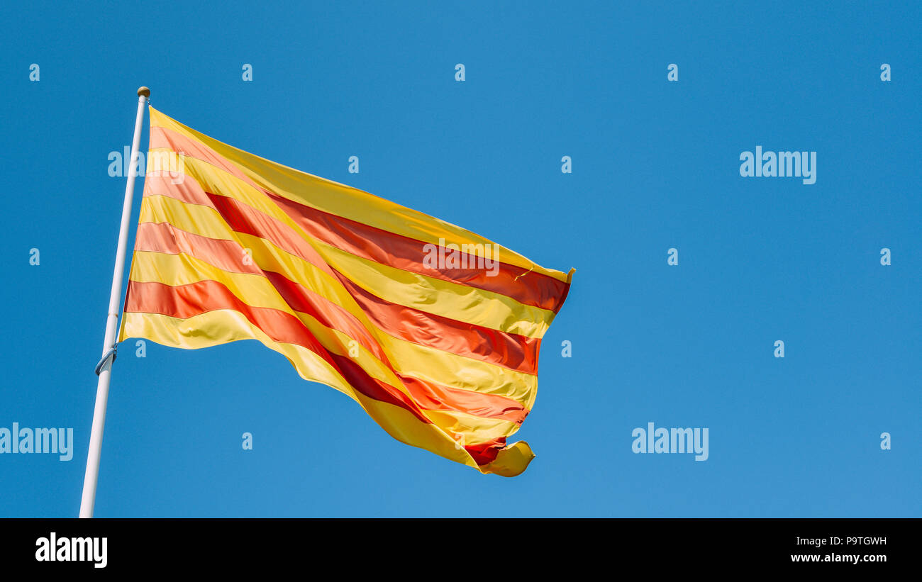 La Senyera, le drapeau rouge et jaune de la Catalogne en vol Gérone, Espagne Banque D'Images