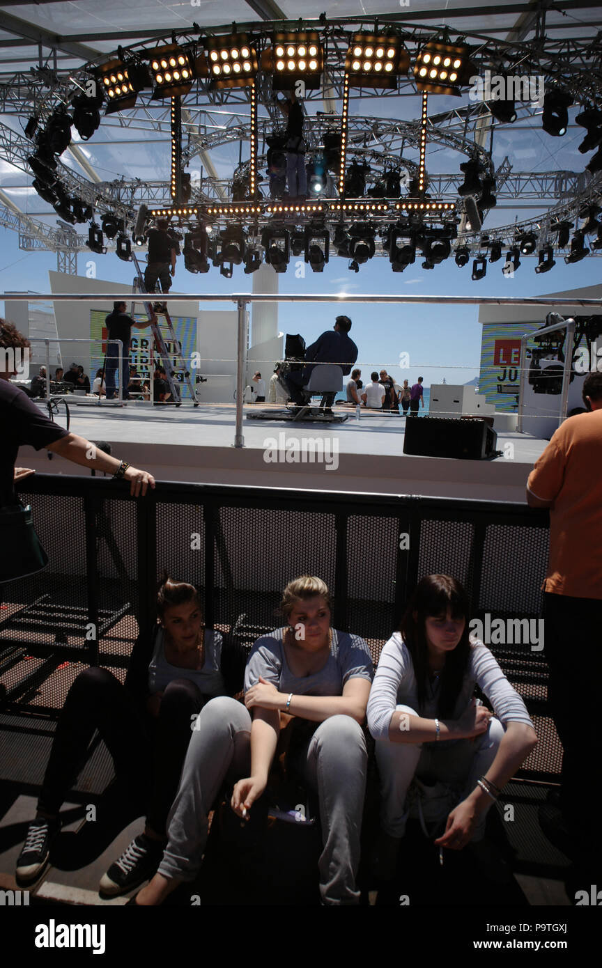 FESTIVAL INTERNATIONAL DU FILM DE CANNES - CANNES FRANCE TEMPS OCCUPÉ PENDANT LE FESTIVAL DU FILM - PODIUM DE LA TÉLÉVISION - CÔTE D'AZUR © F.BEAUMONT Banque D'Images