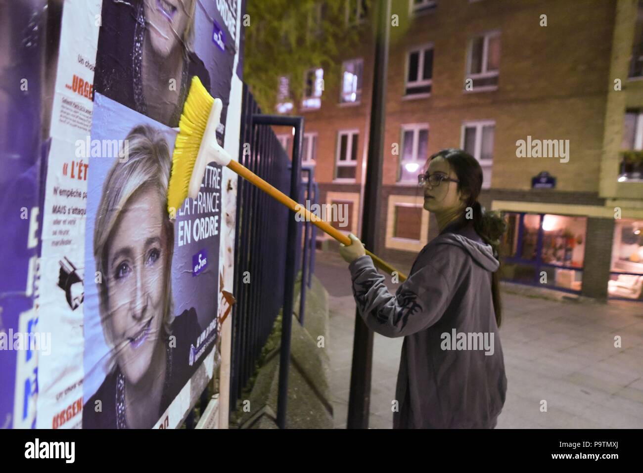 27 mars 2017 - Paris, France : Portrait de Manon bouquin, leader du Front national pour les jeunes, alors qu'elle s'apprête à mettre des affiches du leader FN Marine Le Pen. Des militants du Front National Jeunesse collent des affiches electorales de Marine Le Pen. *** FRANCE / PAS DE VENTES DE MÉDIAS FRANÇAIS *** Banque D'Images