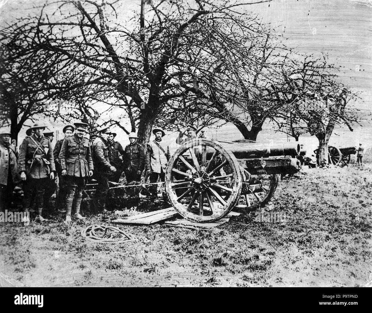 Photographie montrant un obusier britannique de 6 pouces BL 26 cwt avec détachement d'artillerie, 1915-1918 Banque D'Images