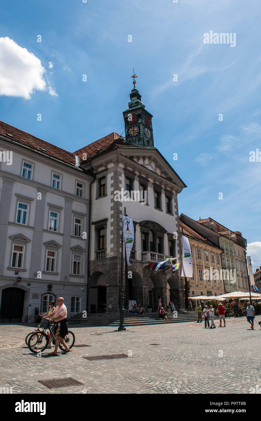 Ljubljana : vue de l'hôtel de ville (Mestna hiša), le siège de la municipalité construit à la fin du 15e siècle par le maître Peter Bezlaj Banque D'Images