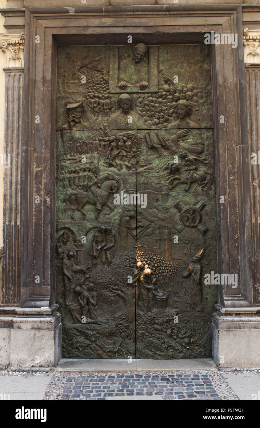 Slovénie : la porte décorée de la cathédrale de Ljubljana, l'église Saint-Nicolas, ancienne église gothique remplacé au xviiie siècle par un bâtiment baroque Banque D'Images