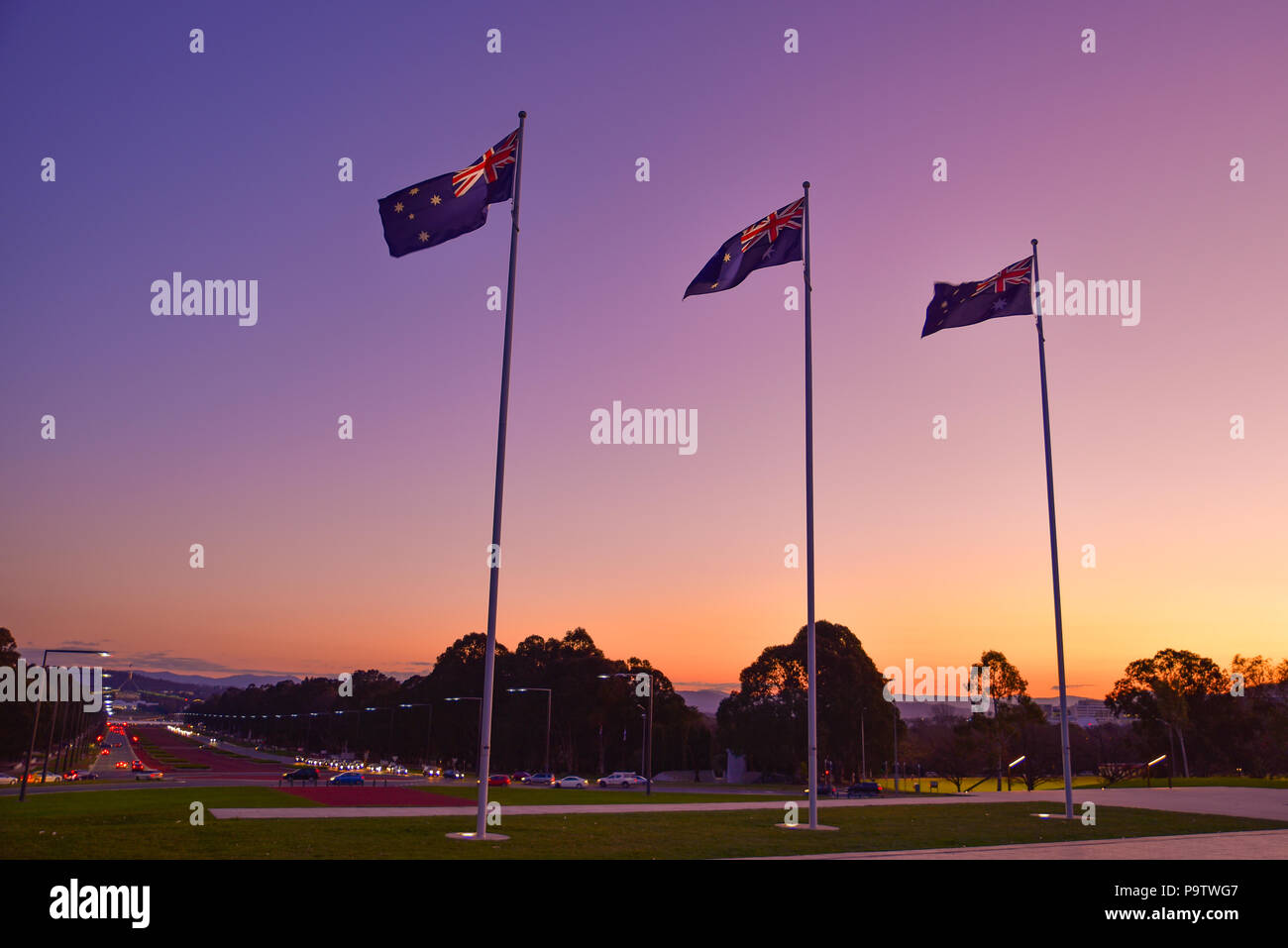 Drapeaux nationaux australiens au coucher du soleil à Canberra, Australie Banque D'Images
