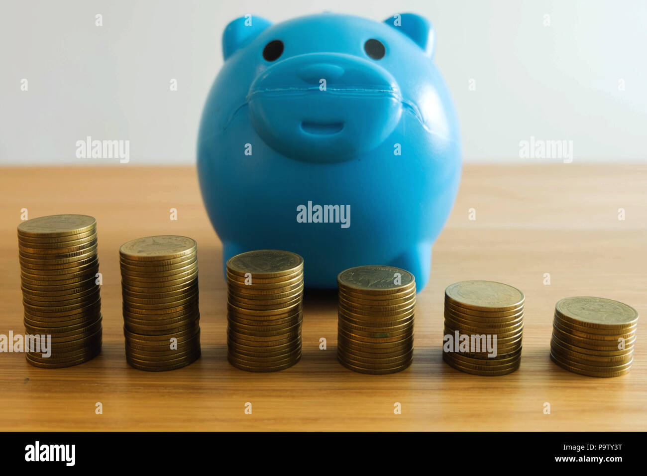 Le bleu tirelire avec les entreprises, d'économiser de l'argent .finances concept . Banque D'Images