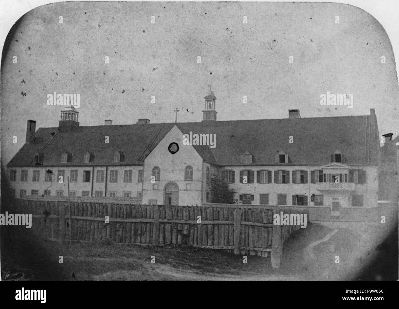 . Anglais : Photographie, couvent des Ursulines, Trois-Rivières, QC, vers 1865, anonyme, les sels d'argent, la peinture de retouche () sur papier monté sur carton - phototypie - 7 x 11 cm English : Photographie, couvent des Ursulines, Trois-Rivières, QC, vers 1865, anonyme, papier albuminé, 7 x 11 cm . vers 1865 354 Couvent des Ursulines Trois-rivières 1865 Banque D'Images