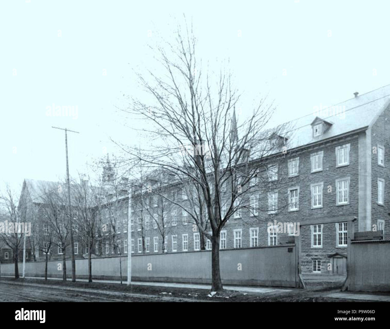 . Anglais : Photographie, couvent des Sœurs grises de l'immeuble, rue Guy, Montréal, QC, 1890. Les sels d'argent sur papier monté sur carton - phototypie - 18,6 x 24,7 cm English : Photographie, Vue du couvent des Soeurs Grises depuis la rue Guy, Montréal, QC, vers 1890. Sels d'argent sur papier monté sur carton - papier albuminé - 18,6 x 24,7 cm . vers 1890 354 Couvent des Soeurs Grises 1890 rue Guy Montréal Banque D'Images