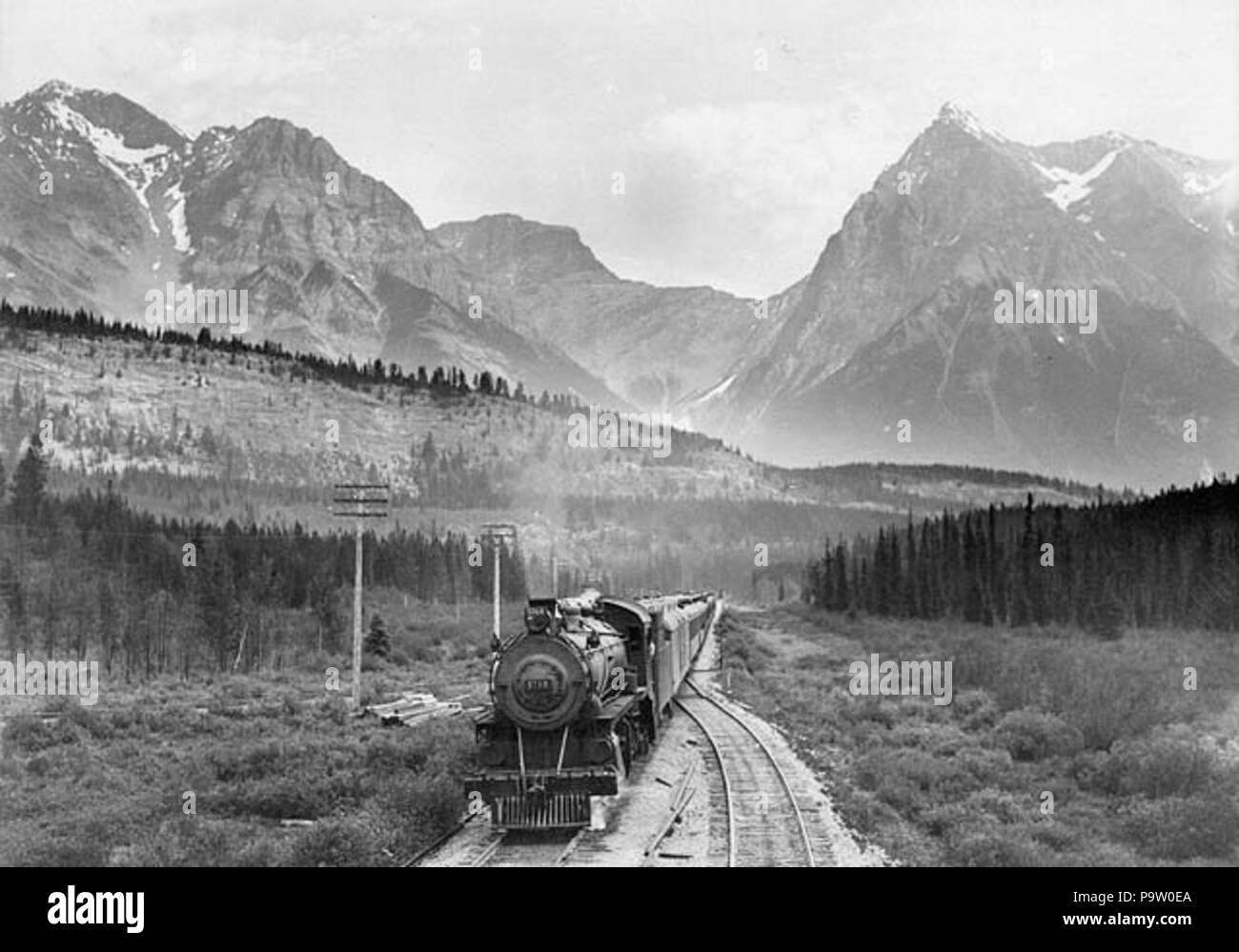 . Anglais : Canadian Pacific Railway Locomotive # 5068 Leanchoil, C.-B. à entre 1913 et 1920 CP 355 près de train à vapeur Leanchoil Banque D'Images