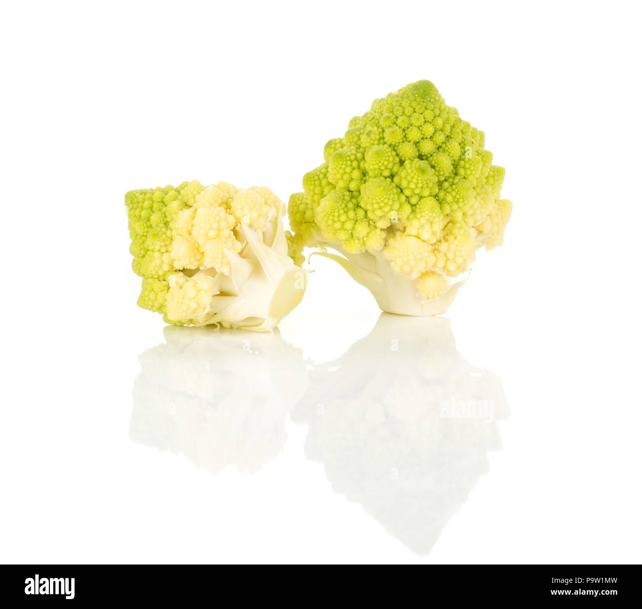 Chou Fleur Romanesco Vert Isole Sur Fond Blanc Deux Pieces Photo Stock Alamy