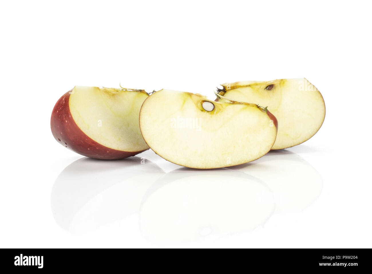 Trois tranches de pomme Red Delicious isolé sur fond blanc Banque D'Images