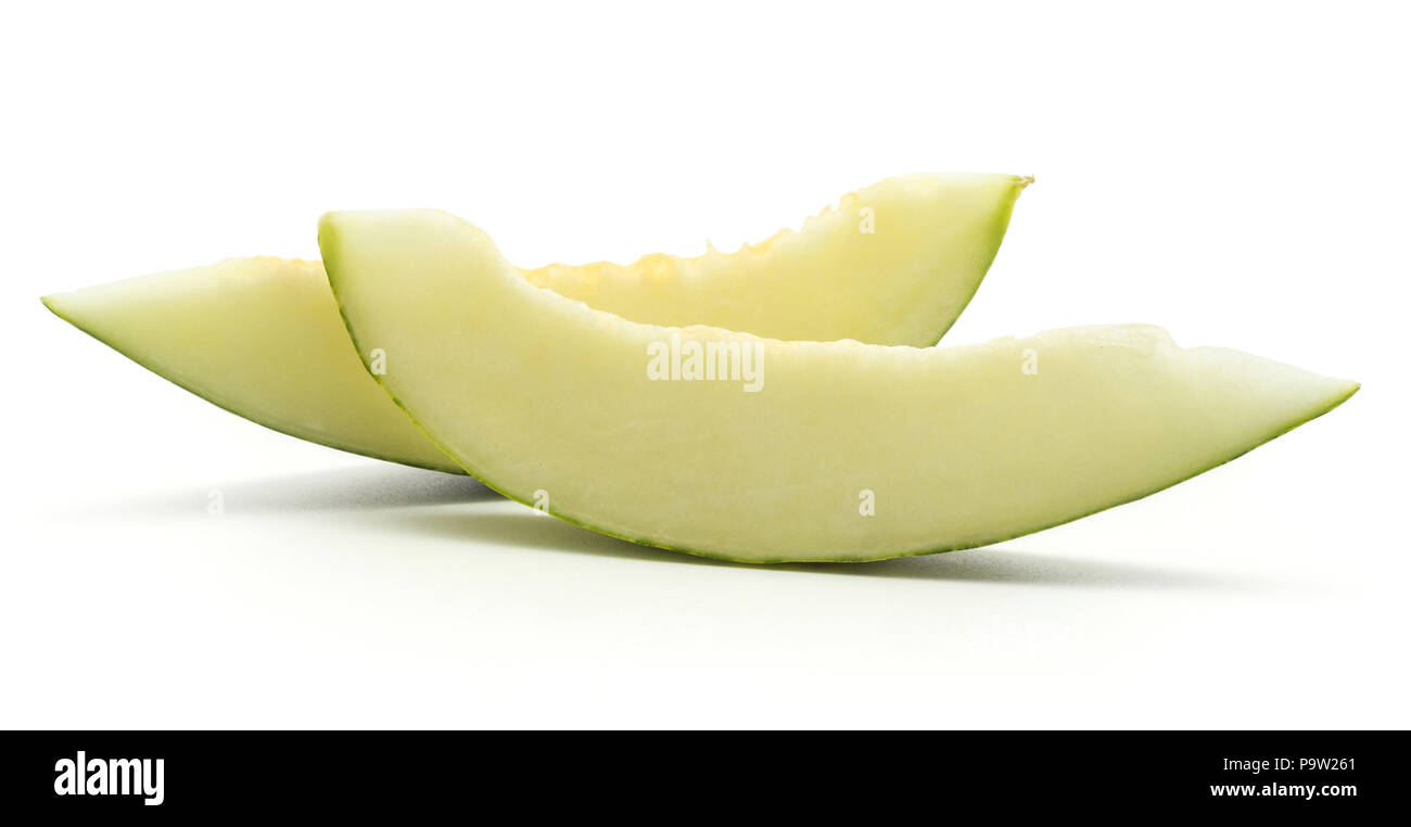 Deux tranches de melon Piel de Sapo (Santa Claus Noël variété) isolé sur fond blanc rayé vert écorce externe sans semences Banque D'Images
