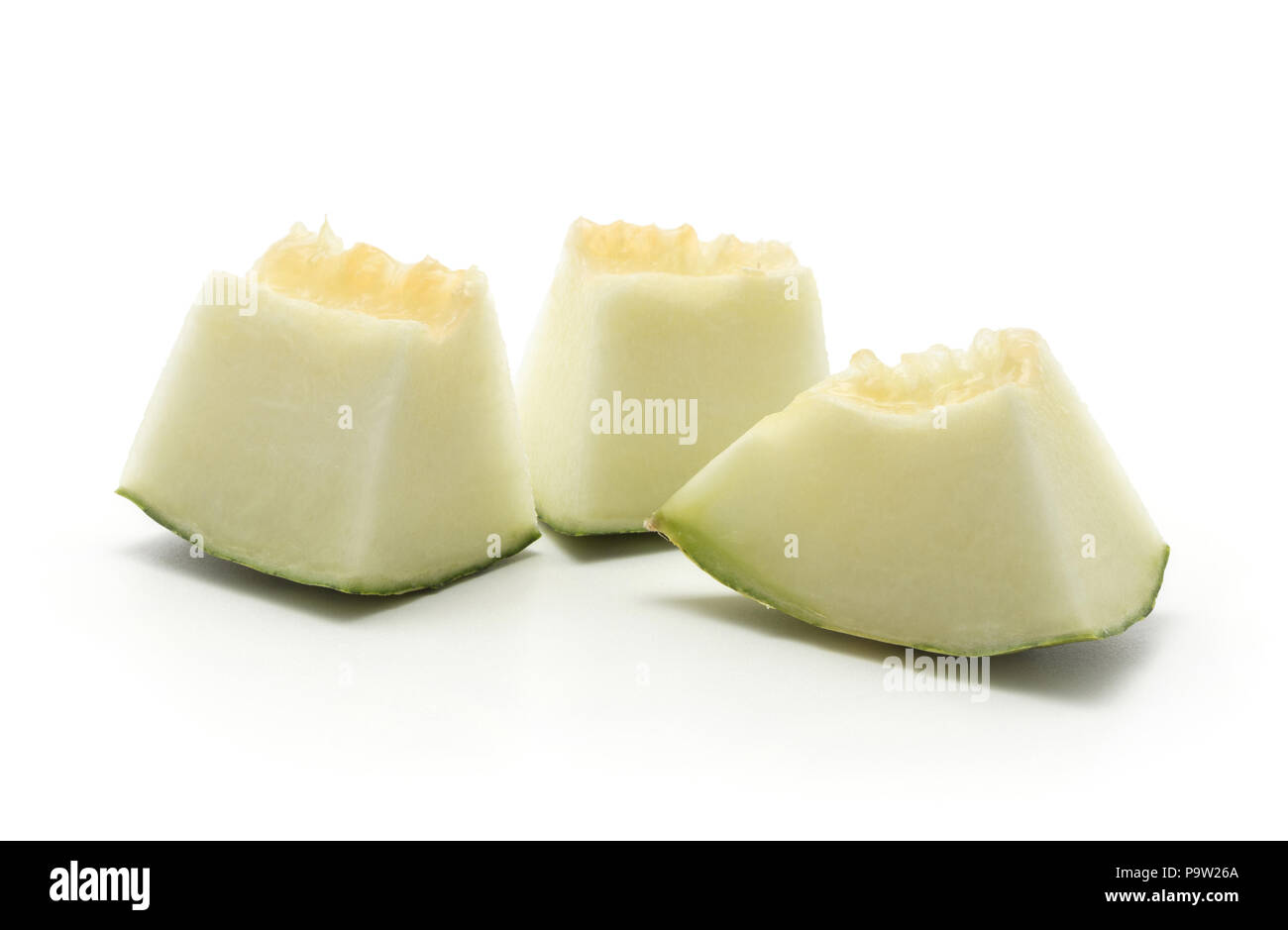 Trois morceaux de melon Piel de Sapo (Santa Claus Noël variété) isolé sur fond blanc rayé vert écorce externe Banque D'Images
