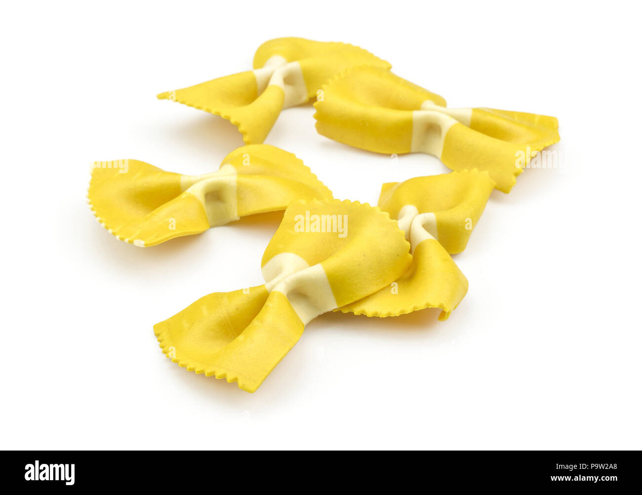 Pâtes Farfalle avec curcuma isolé sur fond blanc cinq matières jeu traditionnel classique jaune Italien Banque D'Images