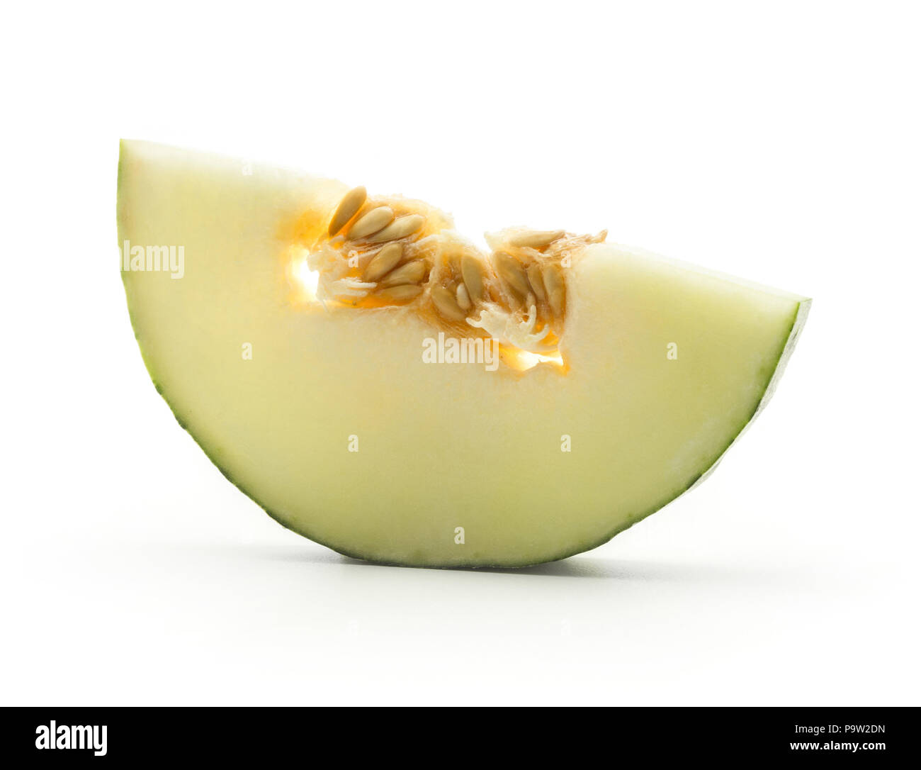 Une moitié de melon Piel de Sapo coupe ronde (Santa Claus Noël variété) isolé sur fond blanc avec des graines Banque D'Images