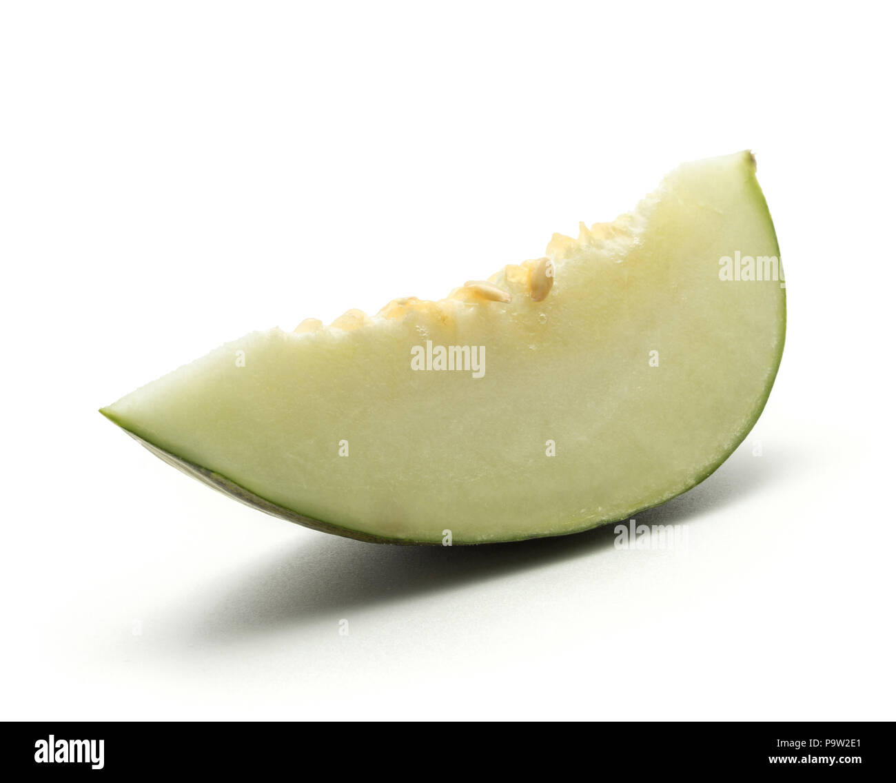 Melon Piel de Sapo une tranche (Santa Claus Noël variété) isolé sur fond blanc Banque D'Images