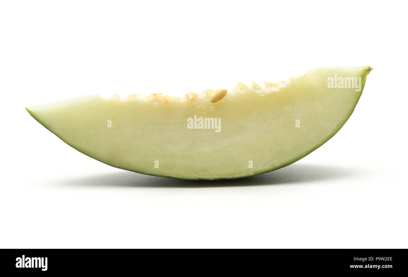 Une tranche de melon Piel de Sapo (Santa Claus Noël variété) isolé sur fond blanc Banque D'Images