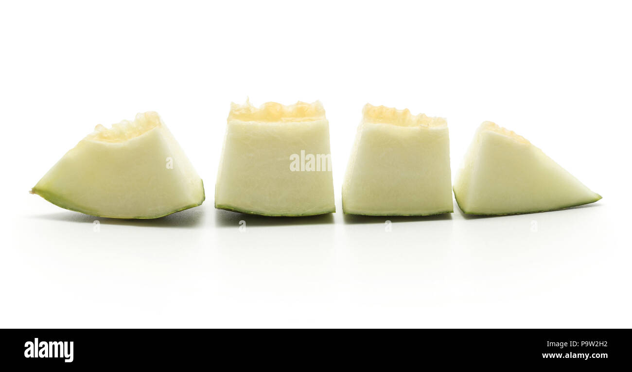 Une tranche de melon Piel de Sapo coupé en quatre morceaux (Santa Claus Noël variété) isolé sur fond blanc Banque D'Images
