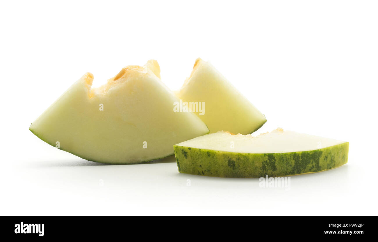 Melon Piel de Sapo trois morceaux coupés (Santa Claus Noël variété) isolé sur fond blanc sans pépins Banque D'Images