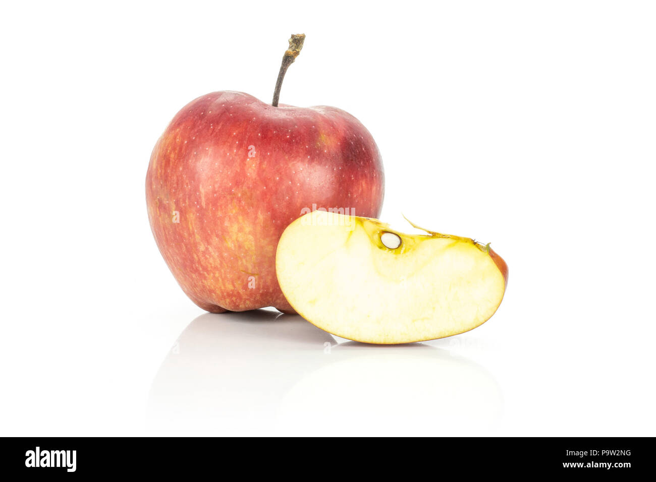 La pomme Red Delicious et une tranche isolé sur fond blanc Banque D'Images
