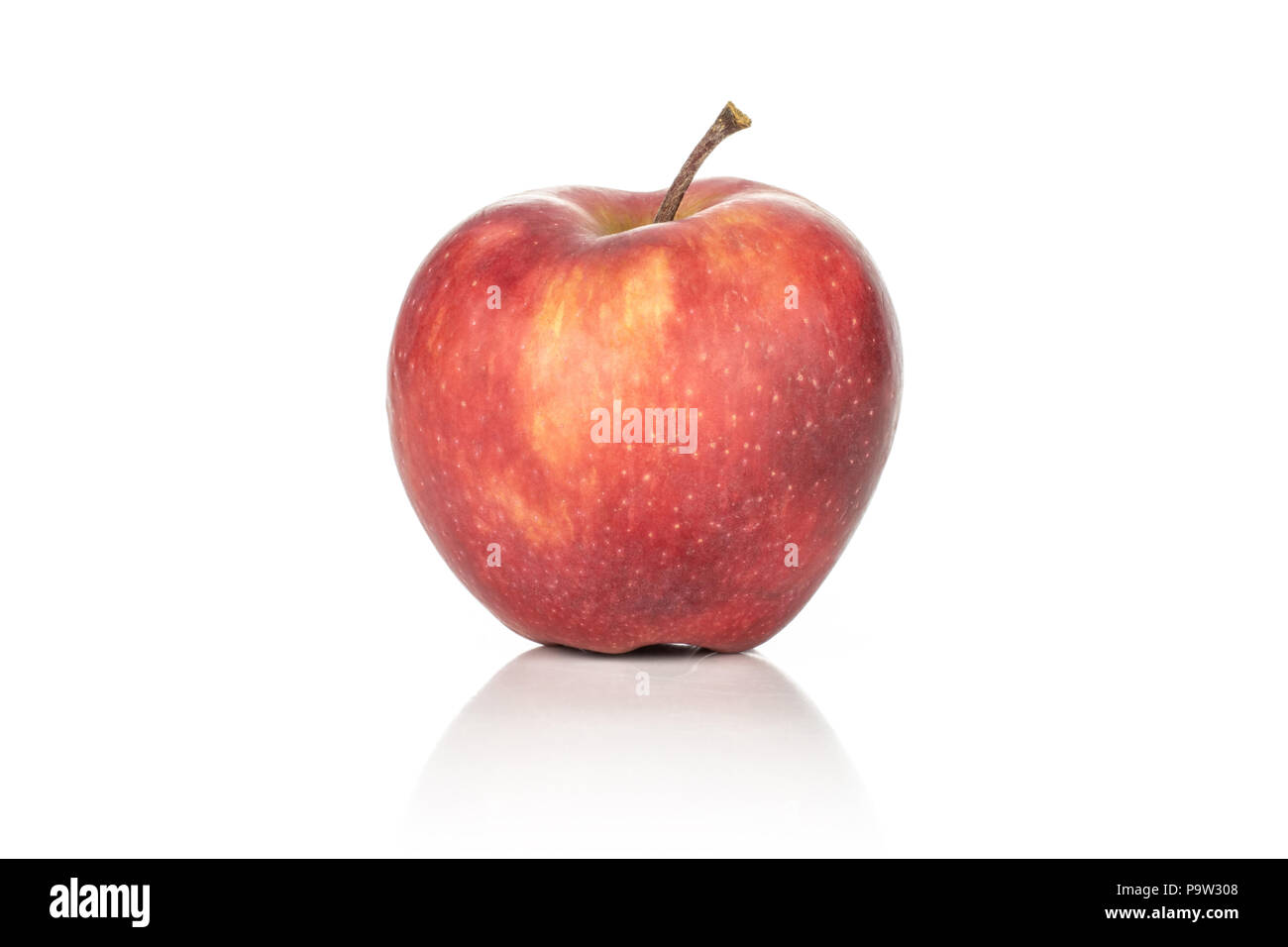 Une pomme Red Delicious, avec un léger rougissement isolé sur fond blanc Banque D'Images