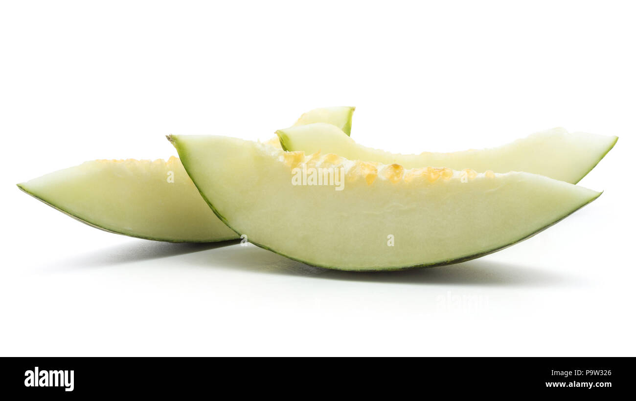 Trois tranches de melon Piel de Sapo (Santa Claus Noël variété) isolé sur fond blanc rayé vert écorce externe sans semences Banque D'Images