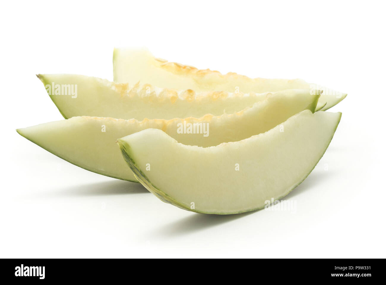 Quatre tranches de melon Piel de Sapo (ventilateur) variété Noël Père isolé sur fond blanc rayé vert écorce externe sans semences Banque D'Images