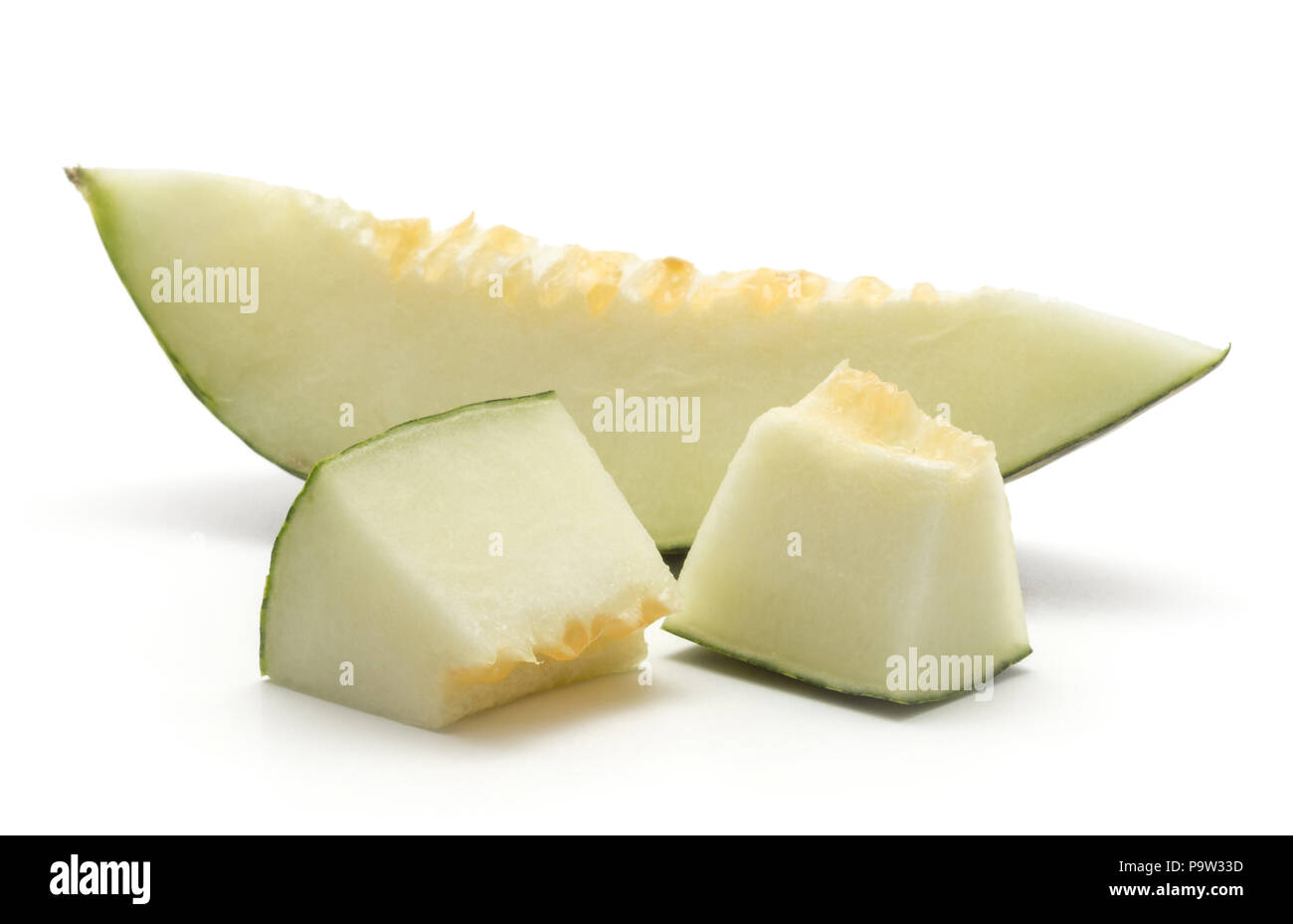 Melon Piel de Sapo deux pièces avec une coupe (Santa Claus Noël variété) isolé sur fond blanc rayé vert écorce externe Banque D'Images