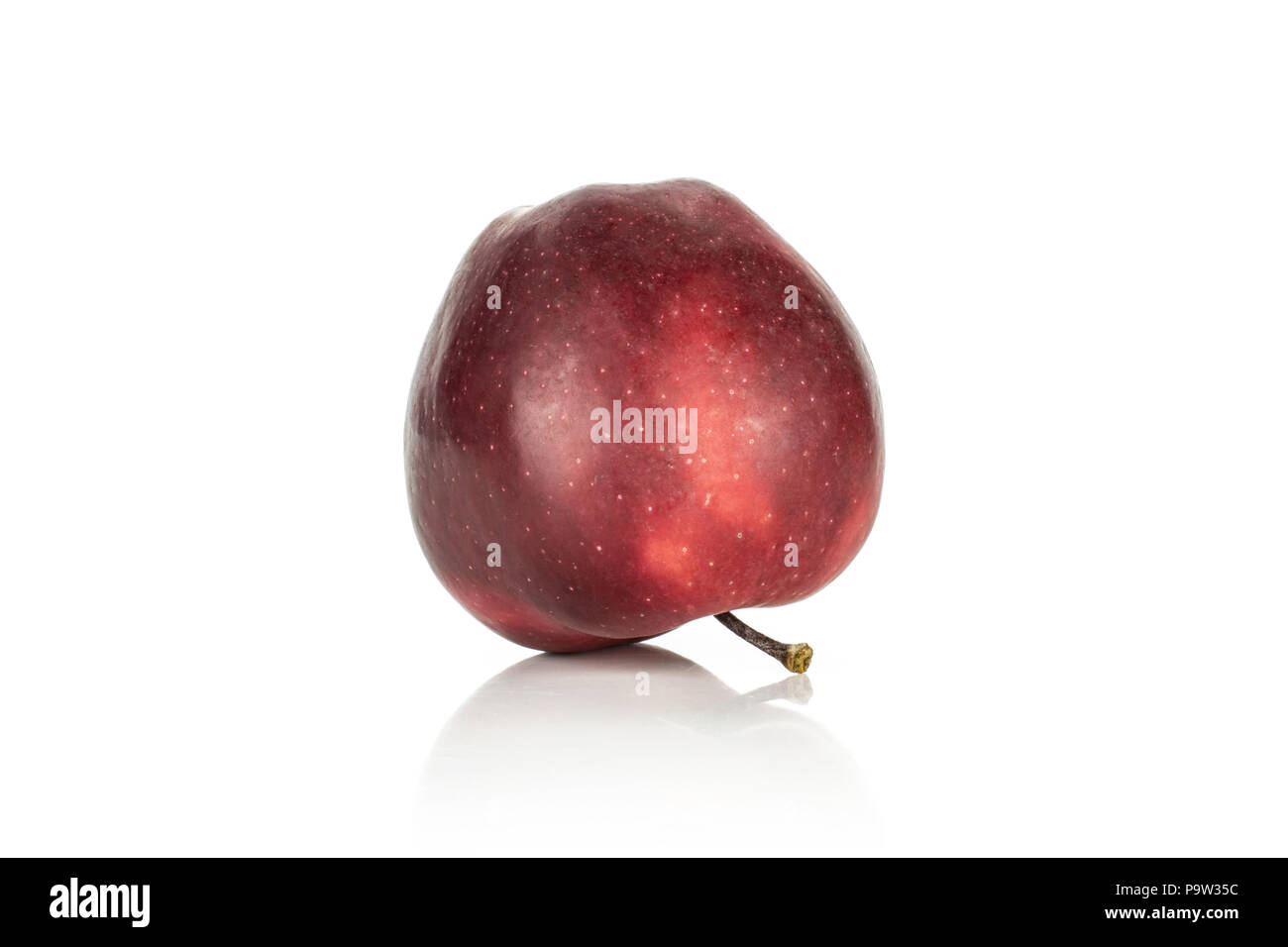 Une pomme Red Delicious, avec une tige isolé sur fond blanc Banque D'Images