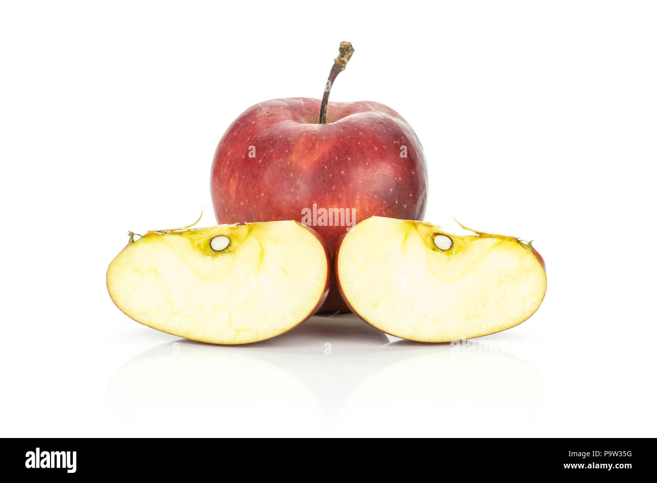 La pomme Red Delicious et deux tranches isolé sur fond blanc Banque D'Images