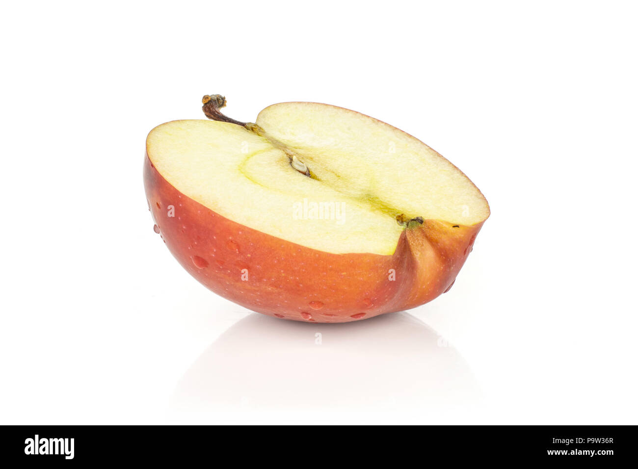 Une pomme rouge délicieuse moitié isolé sur fond blanc coupe transversale Banque D'Images