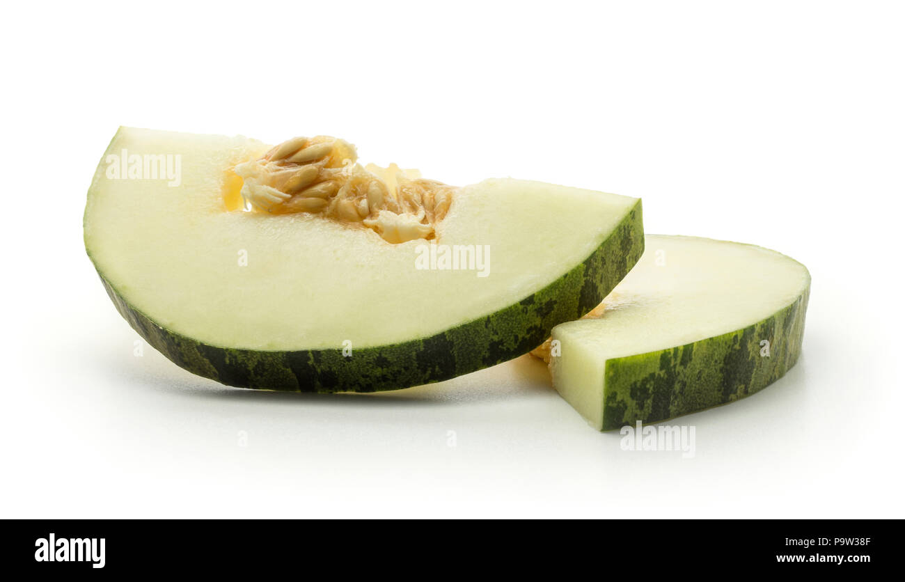 Deux moitié melon Piel de Sapo rondelles (Santa Claus Noël variété) isolé sur fond blanc avec des graines Banque D'Images
