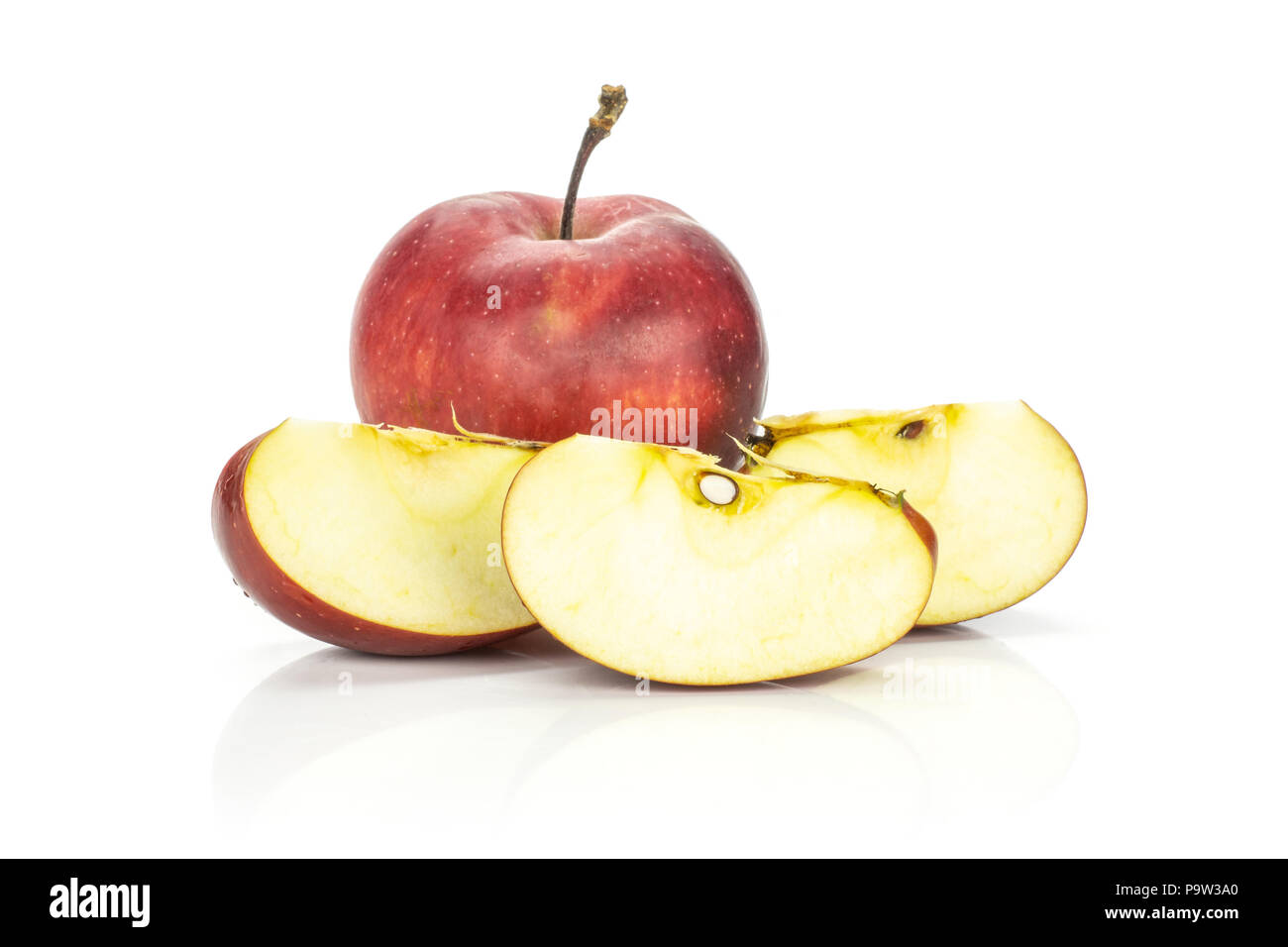 Une pomme Red Delicious et trois tranches isolé sur fond blanc Banque D'Images