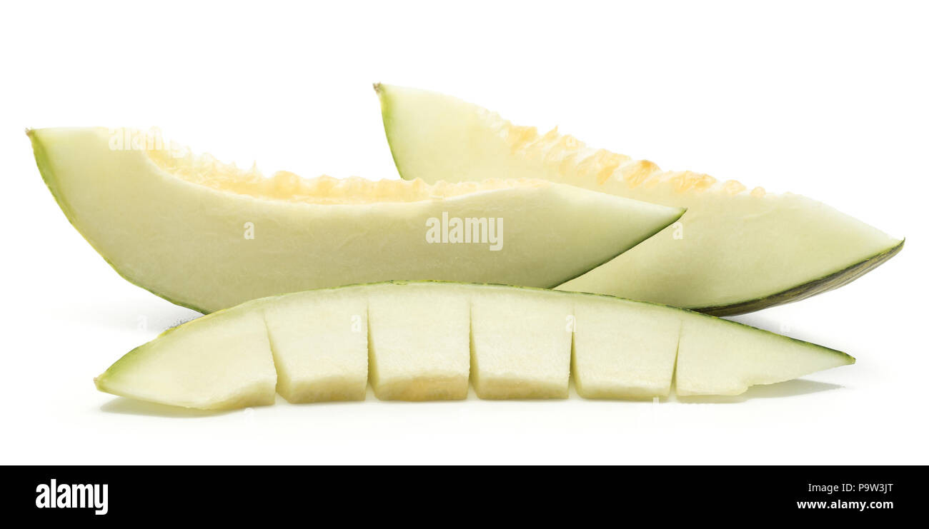 Deux tranches de melon Piel de Sapo une tranche coupée en morceaux (Santa Claus Noël variété) isolé sur fond blanc sans pépins Banque D'Images