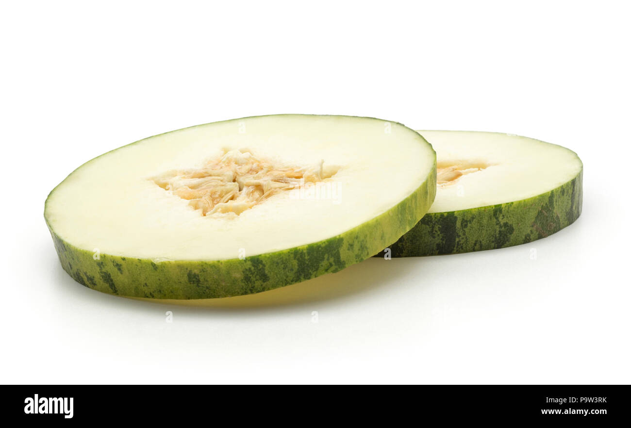 Des tranches de melon Piel de Sapo deux rondelles (Santa Claus Noël variété) isolé sur fond blanc rayé vert écorce externe Banque D'Images