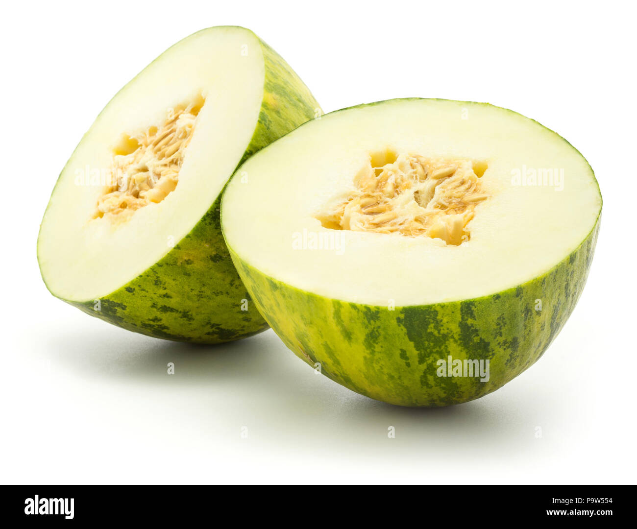 Des tranches de melon Piel de Sapo deux moitiés (Santa Claus Noël variété) isolé sur fond blanc rayé vert écorce externe Banque D'Images