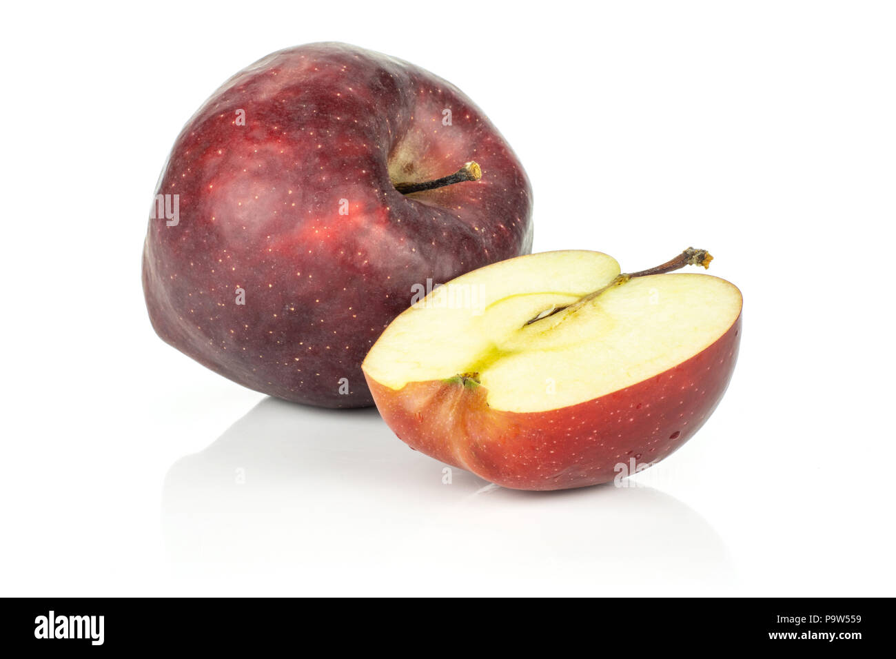 Une pomme Red Delicious et une section de la moitié isolé sur fond blanc Banque D'Images