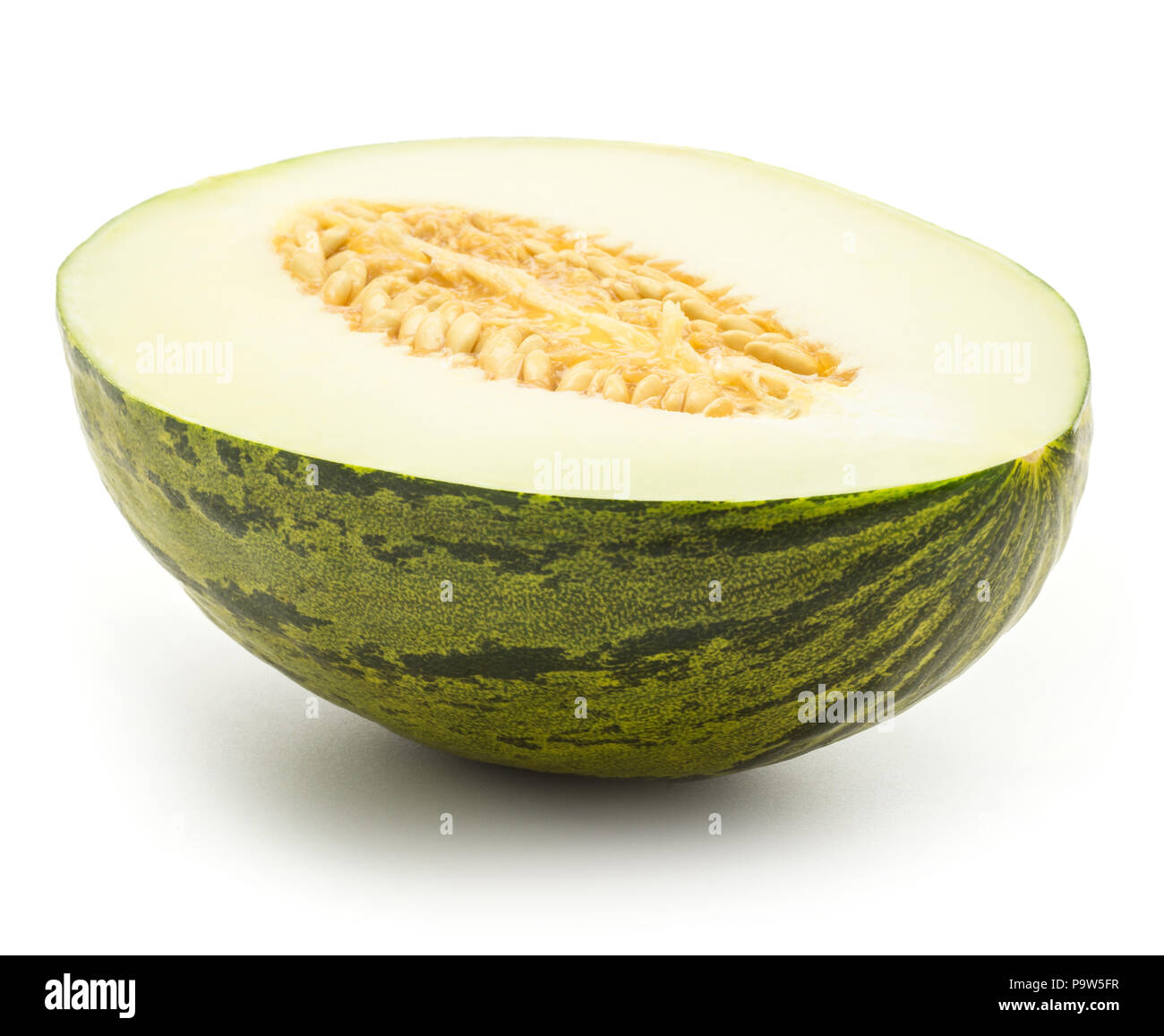Melon Piel de Sapo une section de la moitié des semences (une variété de noël santa claus) isolé sur fond blanc rayé vert écorce externe Banque D'Images