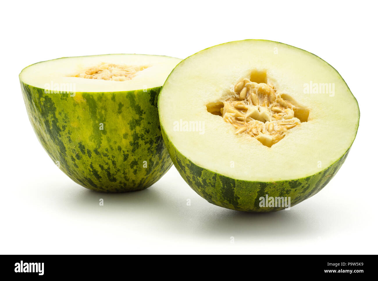 Piel de Sapo melon coupé en deux moitiés (Santa Claus Noël variété) isolé sur fond blanc rayé vert écorce externe Banque D'Images