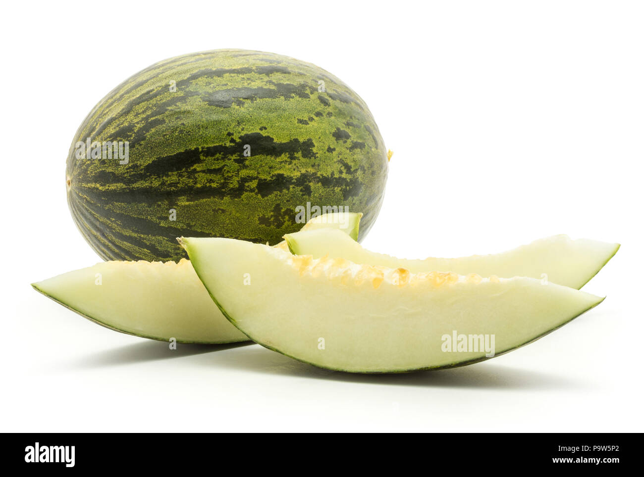 Un melon Piel de Sapo avec trois tranches (Santa Claus Noël variété) isolé sur fond blanc rayé vert écorce externe sans semences Banque D'Images