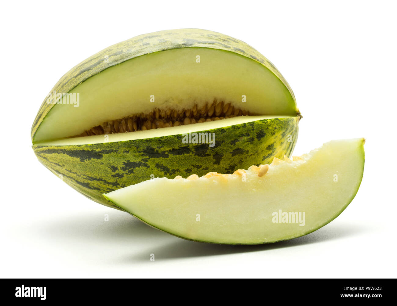Un melon Piel de Sapo en coupe d'une tranche (Santa Claus Noël variété) isolé sur fond blanc rayé vert écorce externe avec des graines Banque D'Images