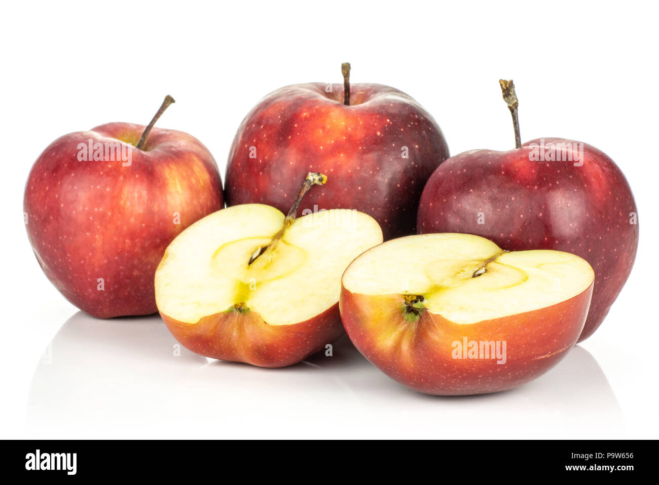 Trois pommes Red Delicious avec deux moitiés isolé sur fond blanc Banque D'Images