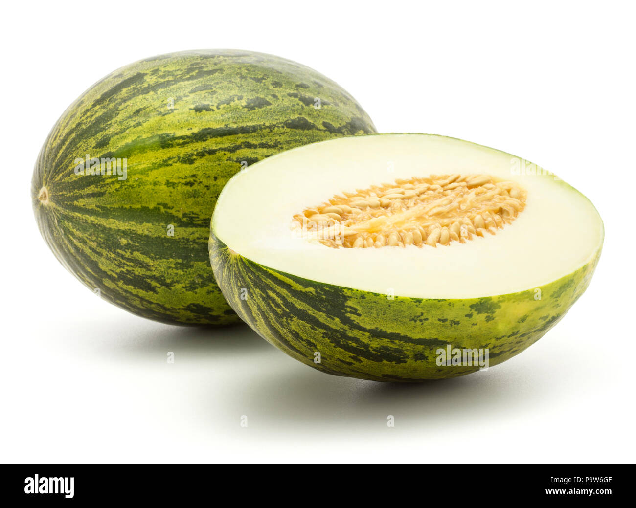 Melon Piel de Sapo (Santa Claus Noël variété) isolé sur fond blanc rayé vert écorce externe l'un ensemble et de l'article la moitié des semences Banque D'Images