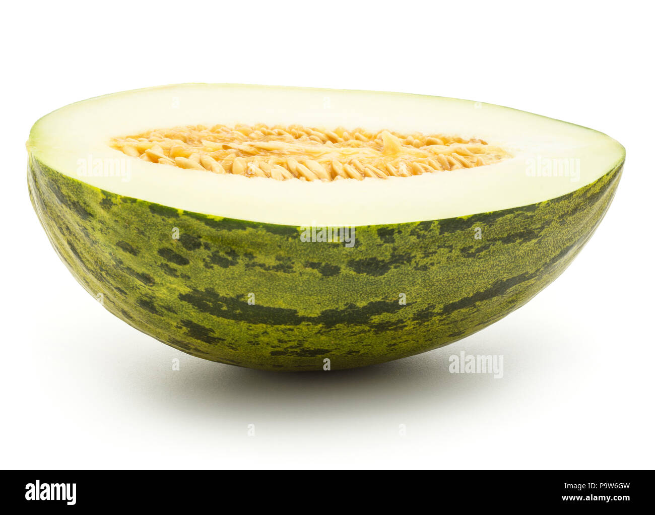 Un melon Piel de Sapo la moitié des semences (Santa Claus Noël variété) isolé sur fond blanc rayé vert écorce externe Banque D'Images