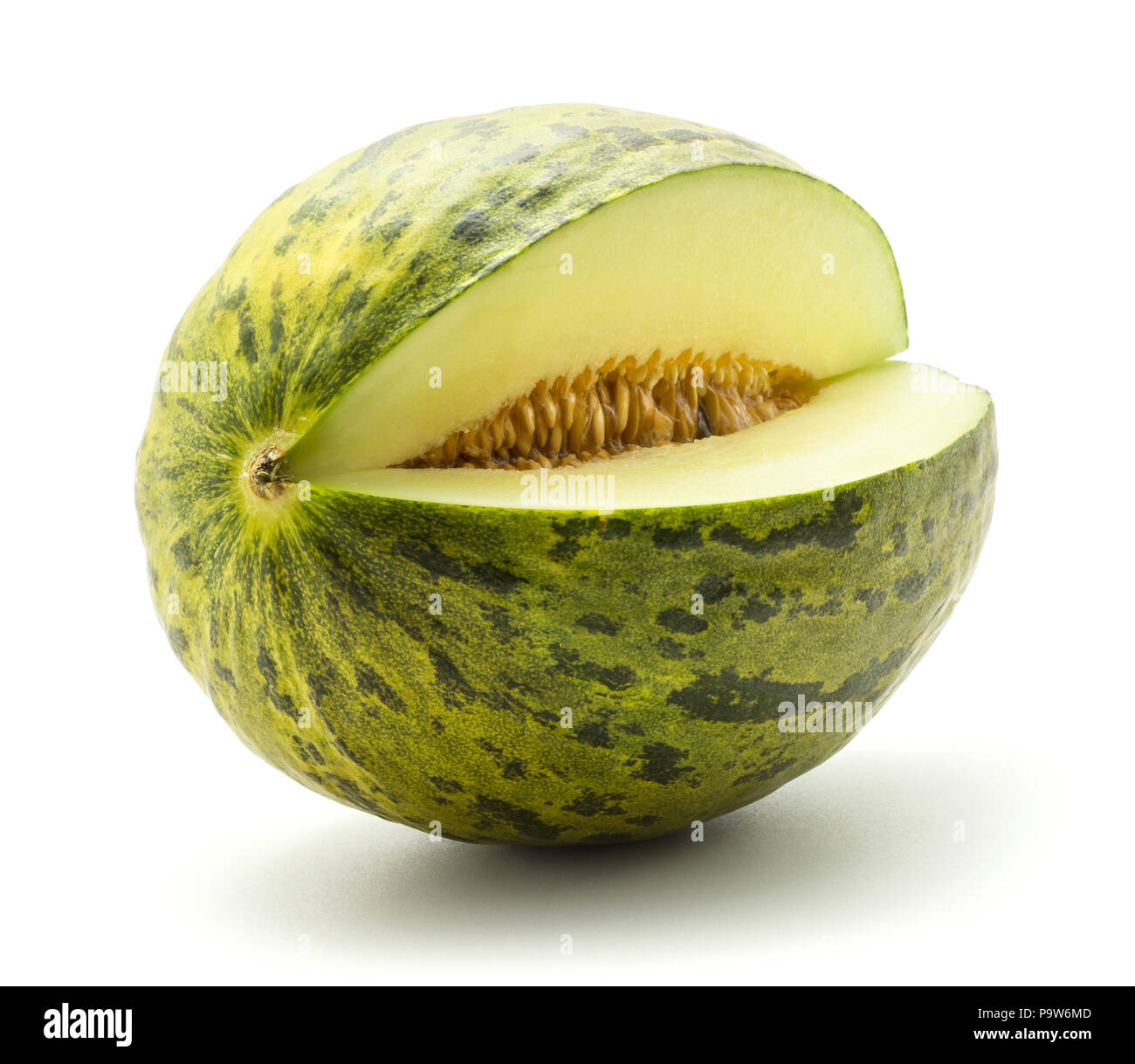 Un melon Piel de Sapo coupés (Santa Claus Noël variété) isolé sur fond blanc rayé vert écorce externe avec des graines Banque D'Images