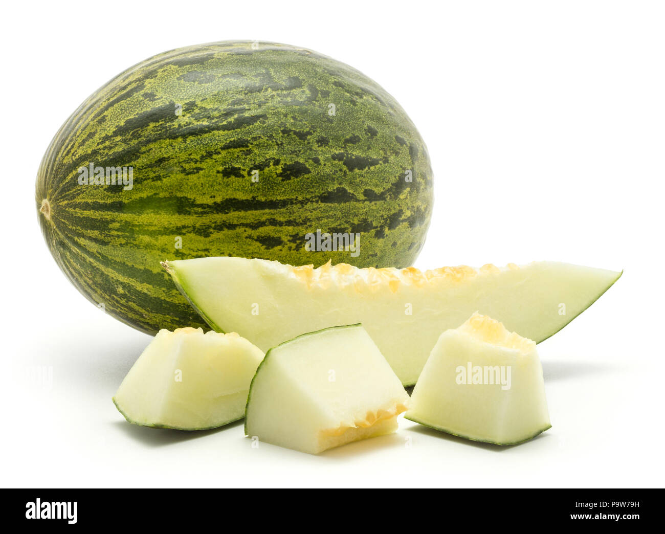 Un melon Piel de Sapo avec trois morceaux coupés et une coupe (Santa Claus Noël variété) isolé sur fond blanc rayé vert écorce externe Banque D'Images