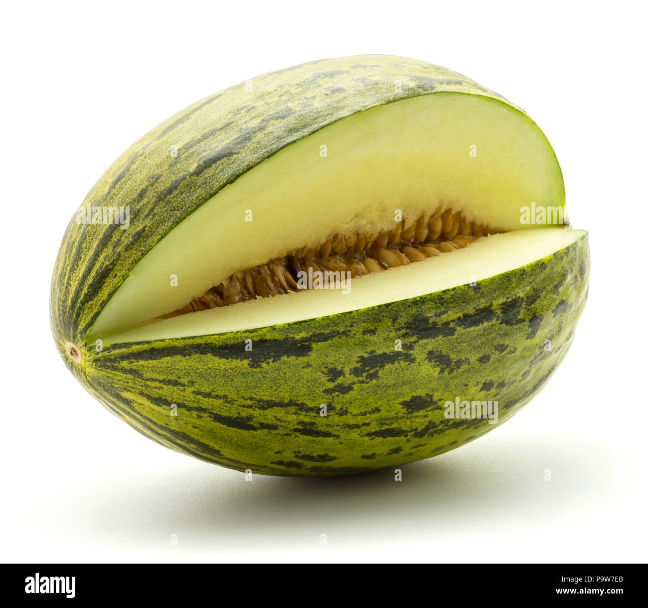 Un melon Piel de Sapo coupés (Santa Claus Noël variété) isolé sur fond blanc rayé vert écorce externe Banque D'Images