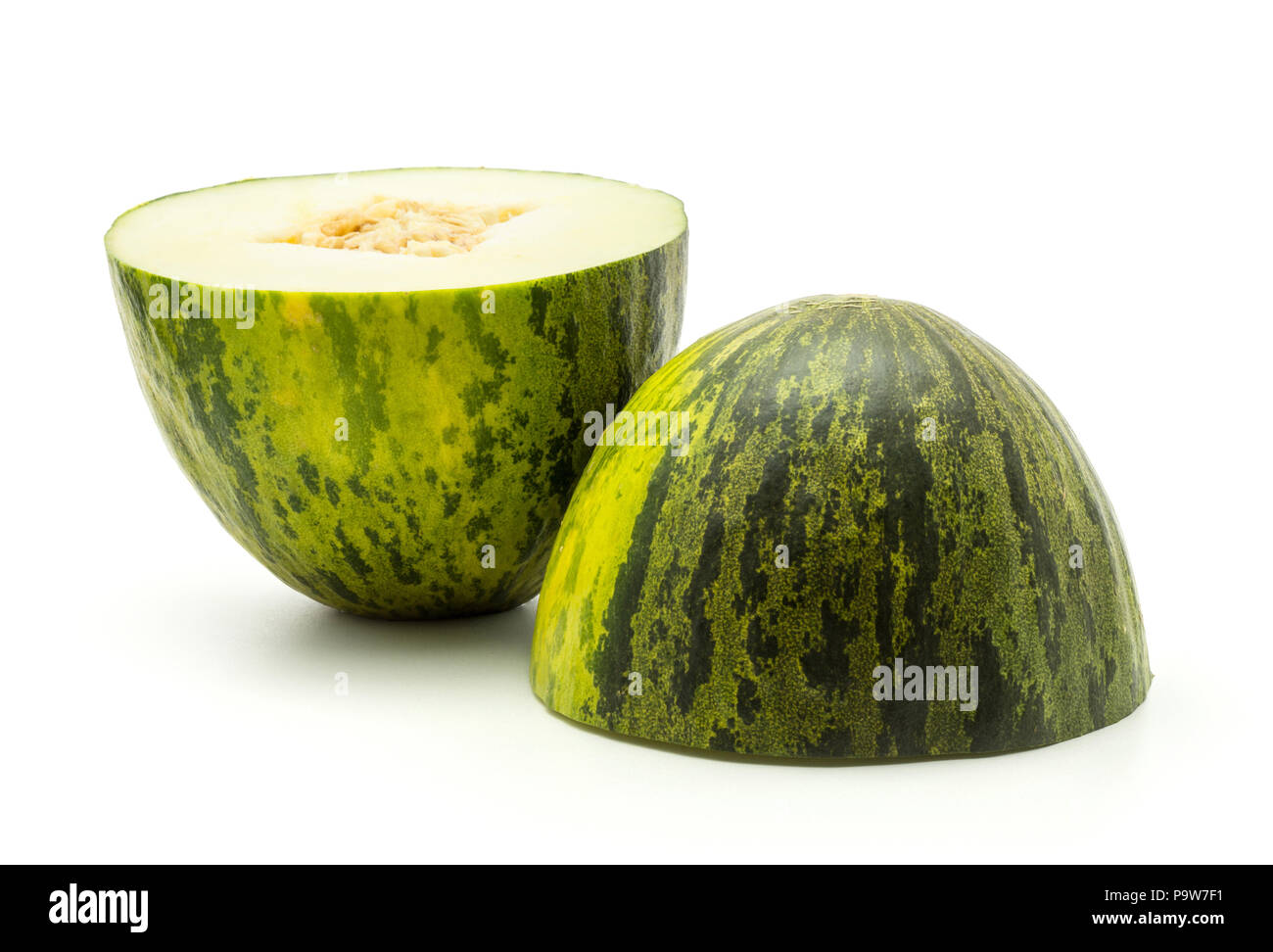 Melon Piel de Sapo deux moitiés (Santa Claus Noël variété) isolé sur fond blanc rayé vert écorce externe Banque D'Images