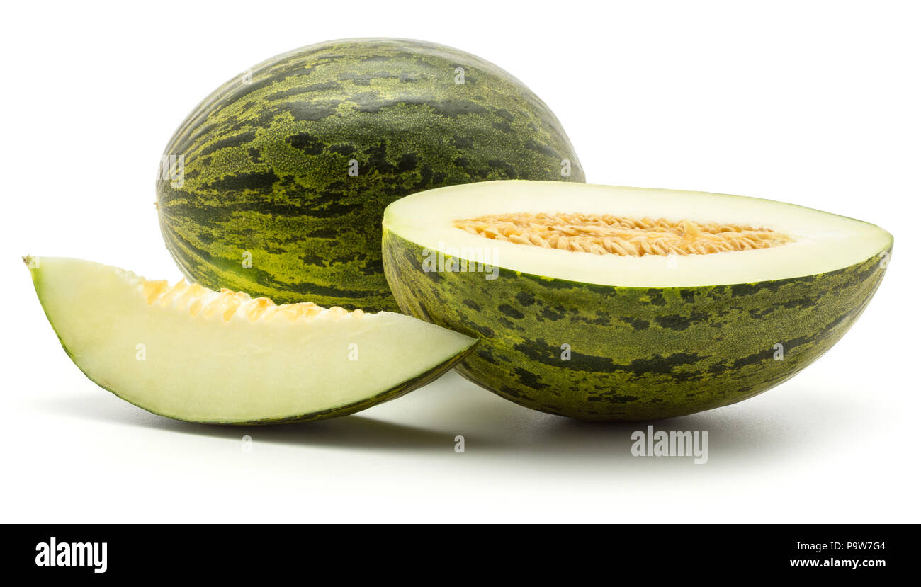 Melon Piel de Sapo (Santa Claus Noël variété) isolé sur fond blanc rayé vert écorce externe un ensemble une section de la moitié des semences et Banque D'Images