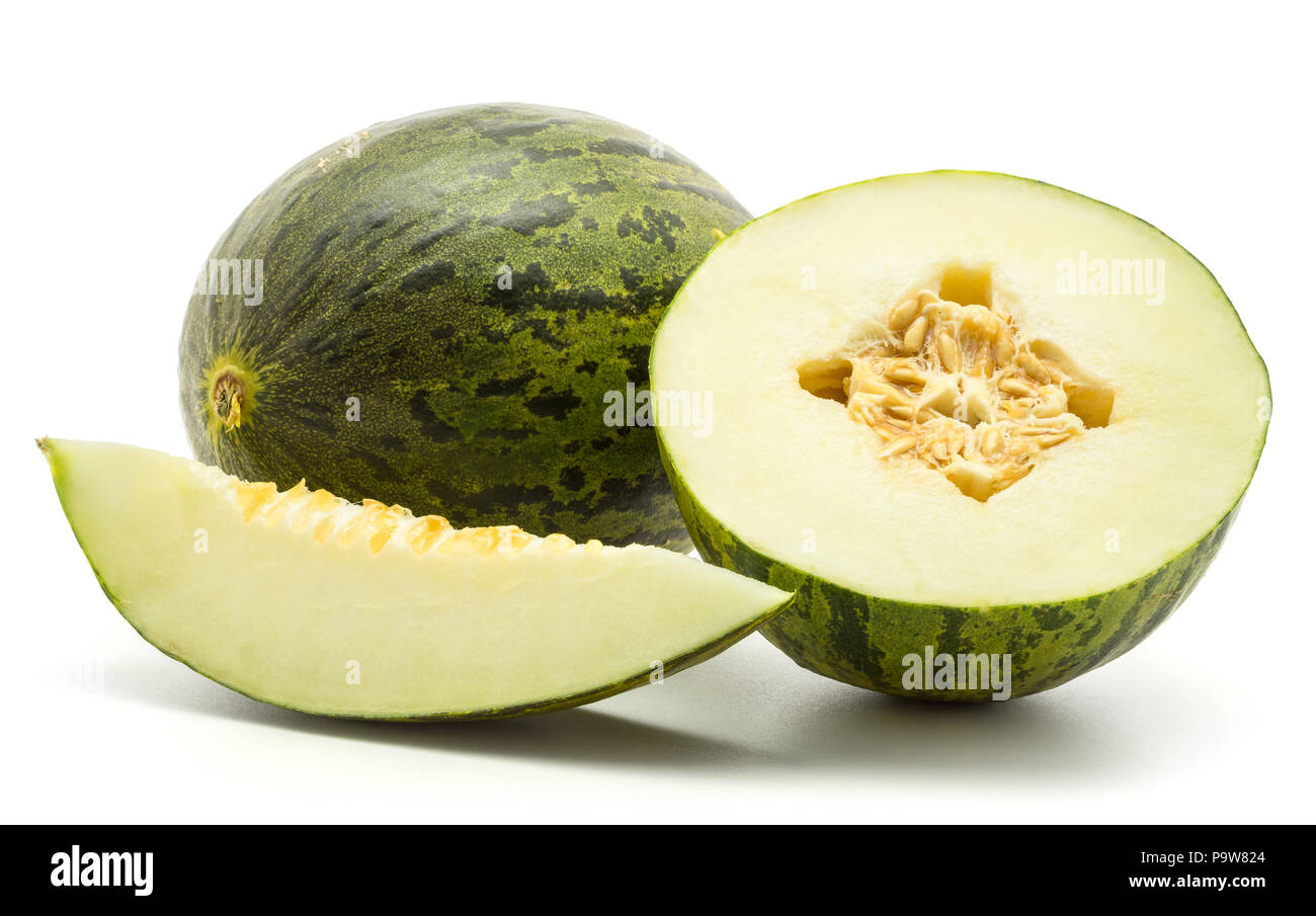 Melon Piel de Sapo (Santa Claus Noël variété) isolé sur fond blanc rayé vert écorce externe une section entière de la moitié une tranche Banque D'Images