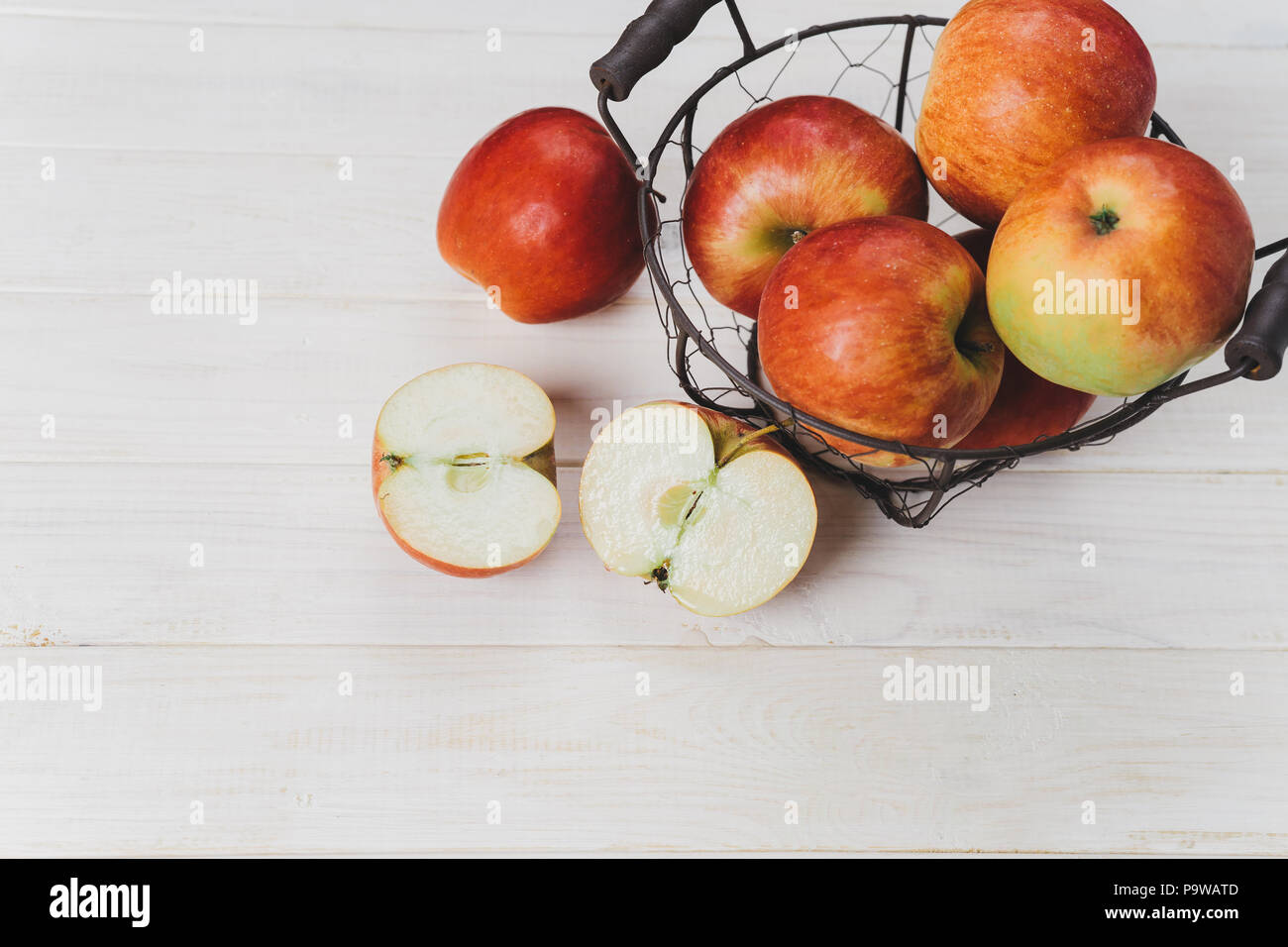 Vue de dessus du panier de pommes rouges Banque D'Images