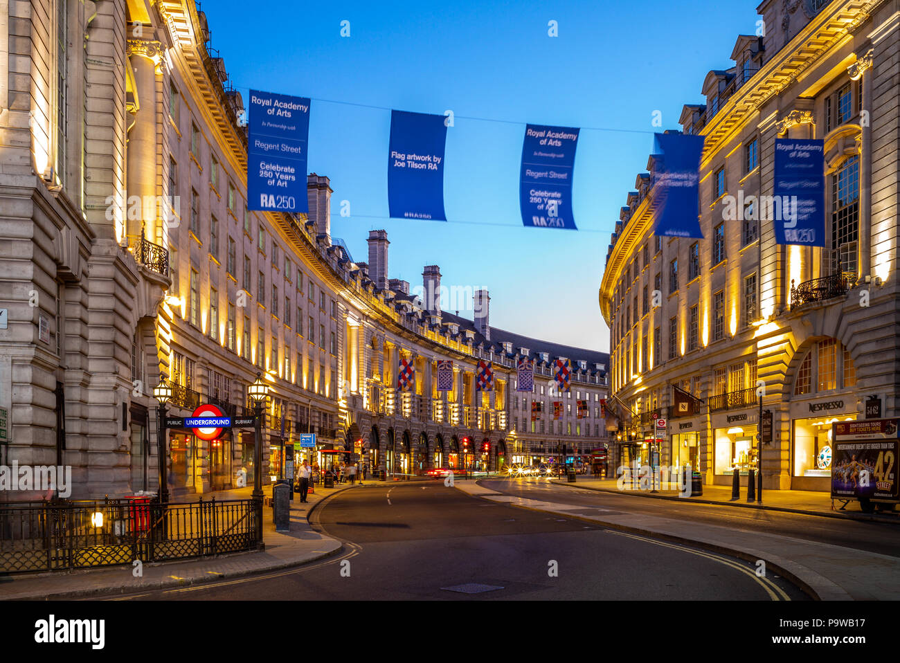 Vue de nuit sur Piccadilly Circus, une jonction de route et de l'espace public du West End de Londres dans la ville de Westminster Banque D'Images